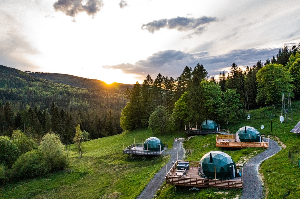 Rodzinny glamping w sercu Beskidów – przygoda w Bunny Glamp